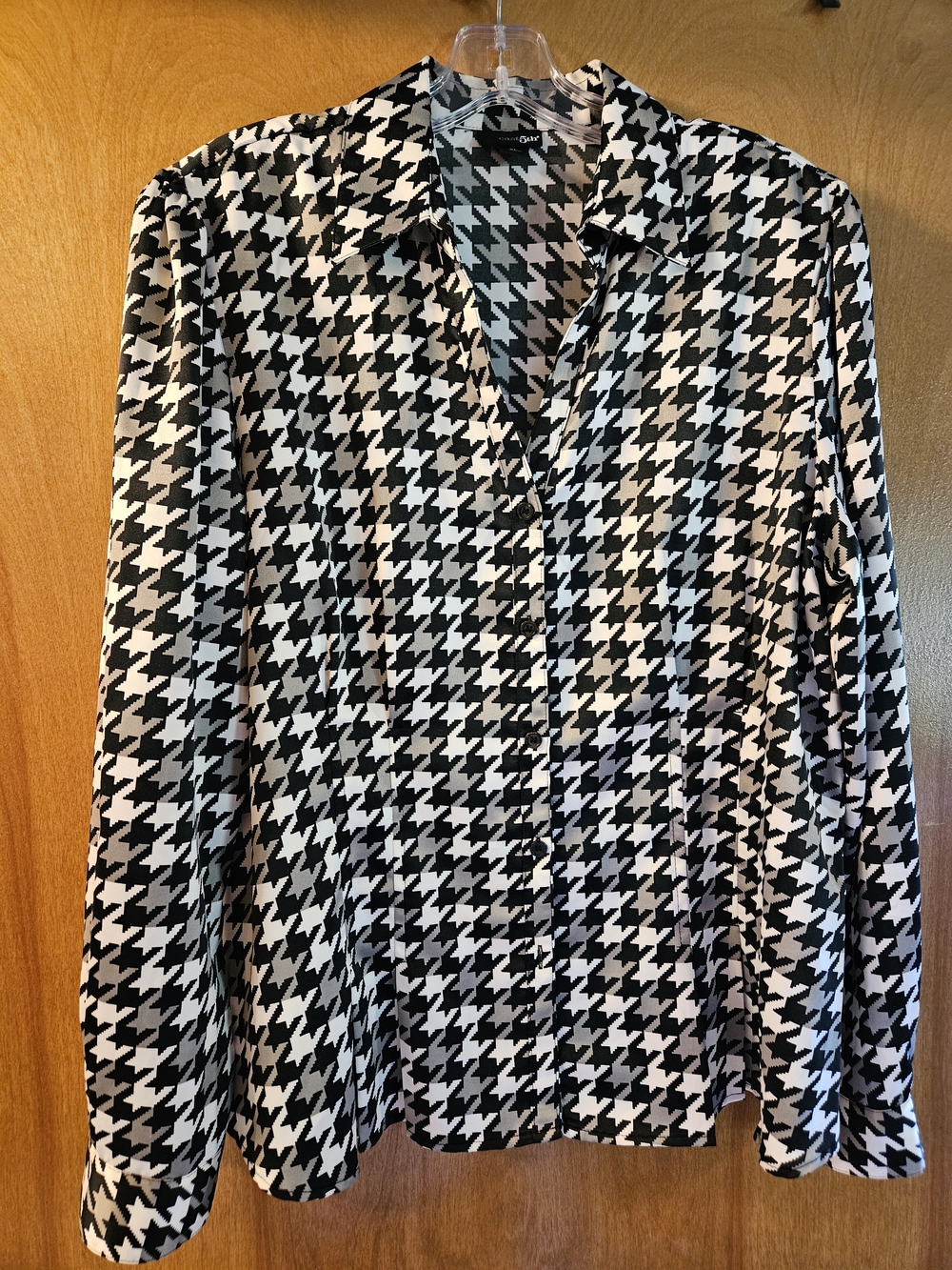 East 5th Black & White Houndstooth Button-Down Shirt